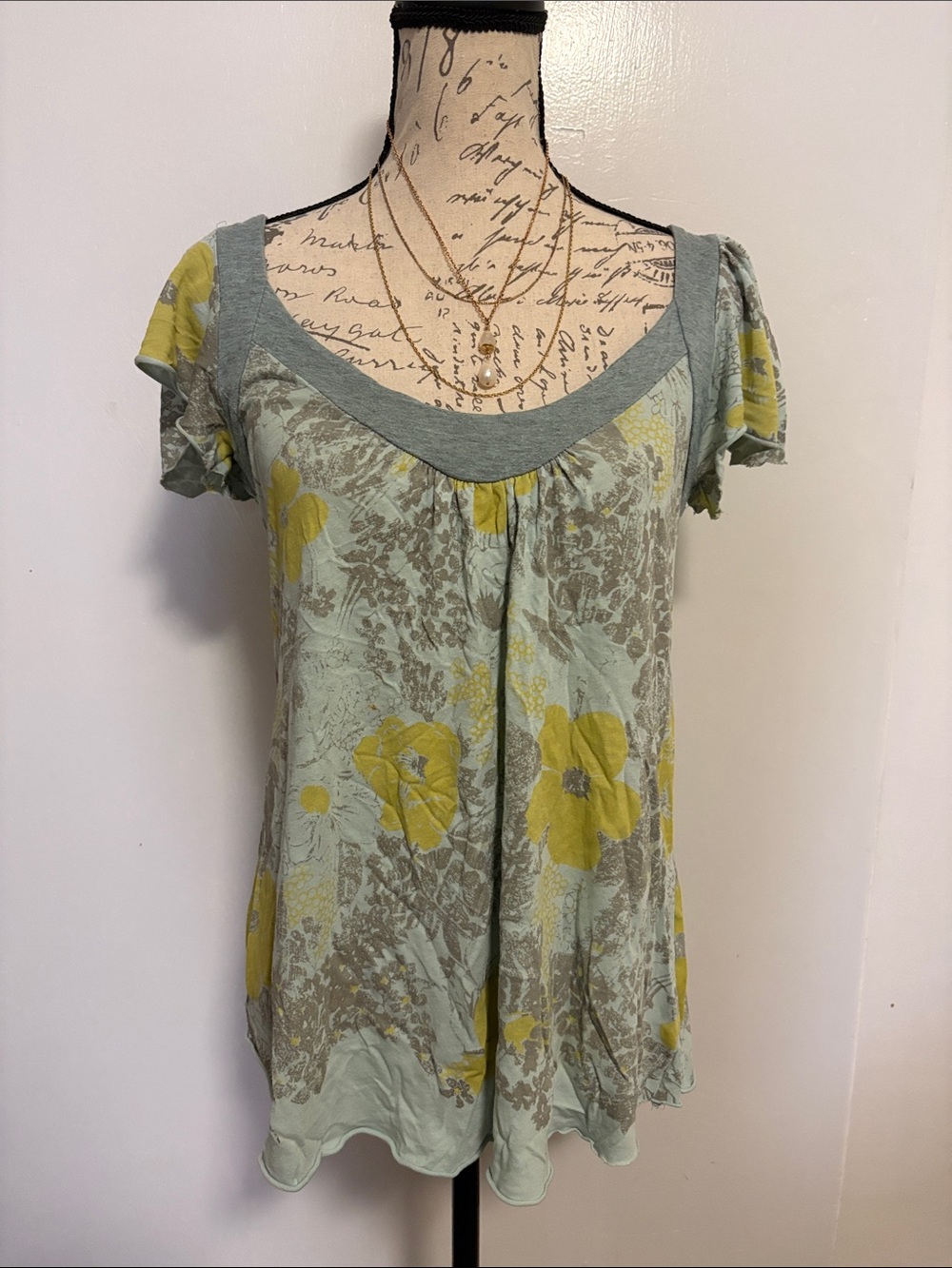 Language Los Angeles *Flutter Short Sleeve Floral Scoop Neck Women's Top